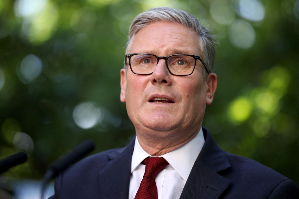 首相施紀賢（Keir Starmer）形容事件是「絕望的政治噱頭」。路透社
