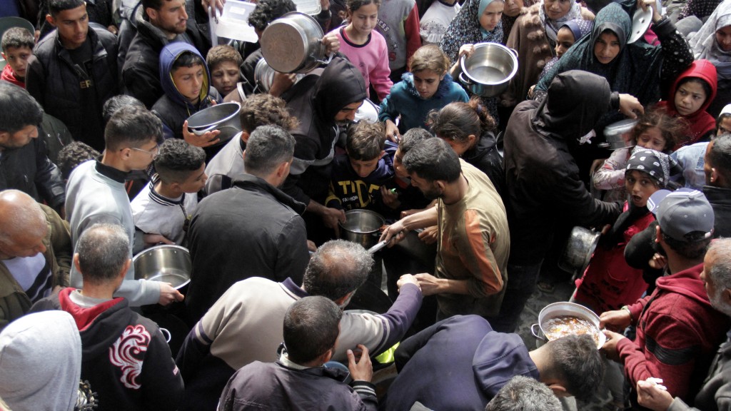 斋戒月期间，大批巴勒斯坦民众领取免费食物。 路透社