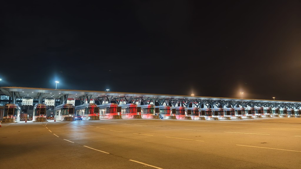 首批粵車陸續經港珠澳大橋駛入香港市區。