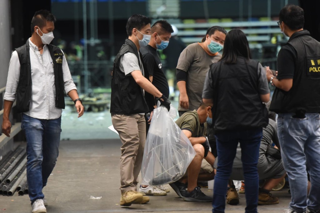 西九龍總區刑事總部警司鍾雅倫也在場監督協助搜證。
