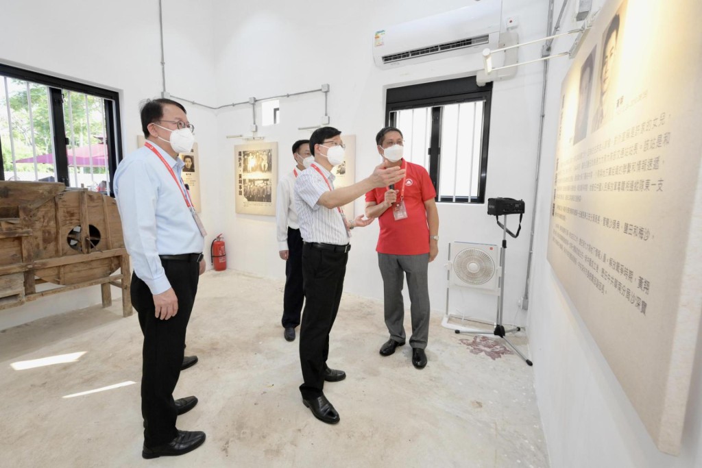 李家超（中）在政務司司長陳國基（左一）陪同下參觀展覽。政府新聞處圖片