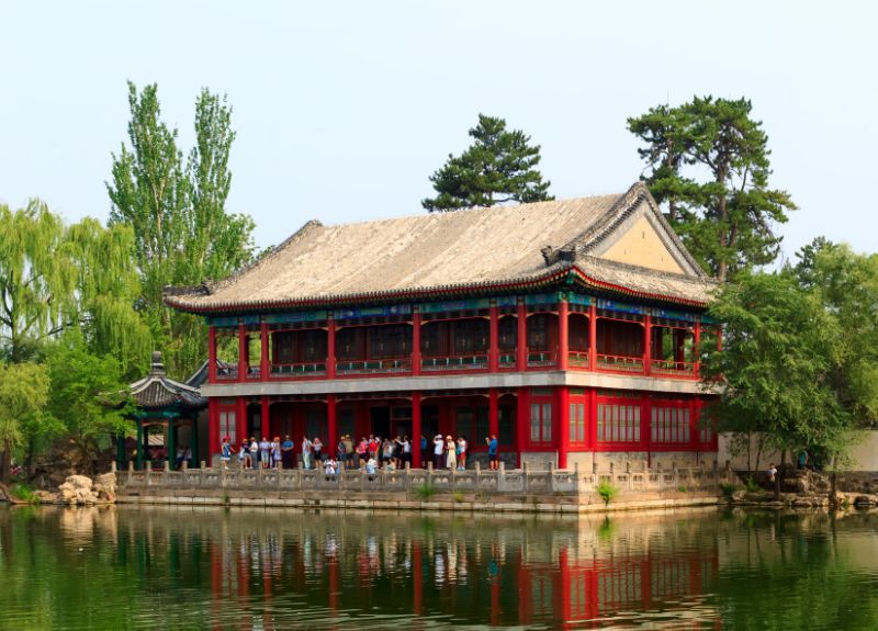 康熙和雍正最喜歡的承德避暑山莊，以及乾隆常待大半年的圓明園，都是歷史上著名的避暑勝地。有些古人則選擇在炎熱的夏季隱居山林，以求清涼與寧靜。
