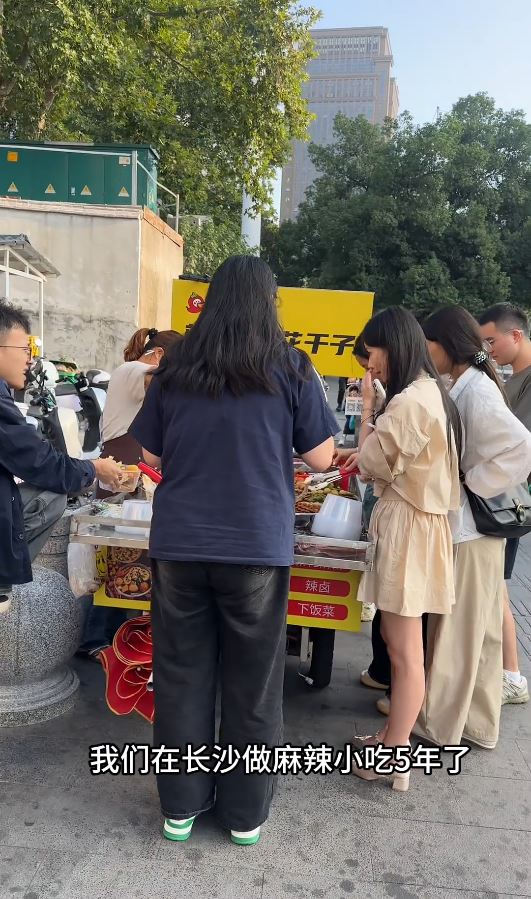 文雅的9歲女吃家中賣剩泡麵，在網上引發追捧潮。抖音＠小明和雅雅