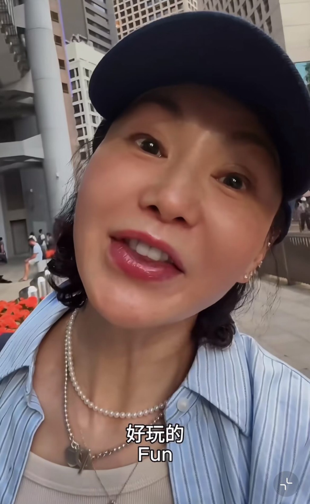 張曼玉身上的藍色恤衫,同樣出自休閒品牌UNIQLO。 張曼玉身上的藍色恤衫,同樣出自休閒品牌UNIQLO。