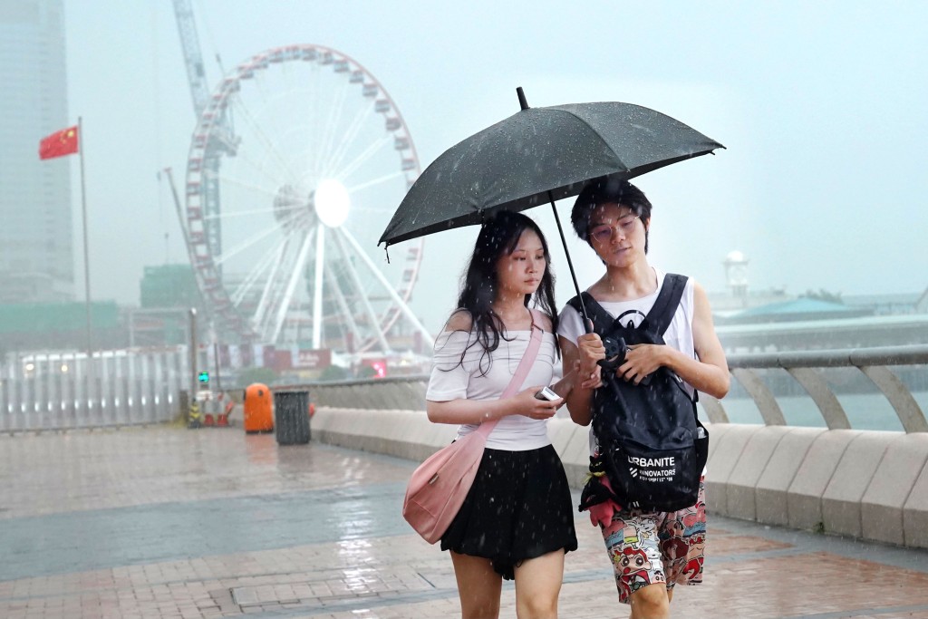 天文台表示，受低壓槽影響，明日廣東沿岸及南海北部間中有大驟雨及狂風雷暴。