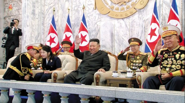 勞動黨軍政指導部部長朴正天在慶祝建政75周年閱兵式上，被拍到單膝跪在金主愛面前跟她低語。網上圖片