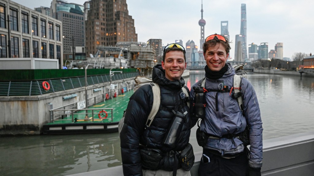 法国人Loic Voisot（左）和Benjamin Humblot（右）成功徒步抵达上海。法新社