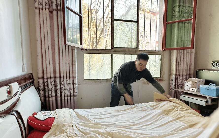 寇超整理母親房間。極目新聞