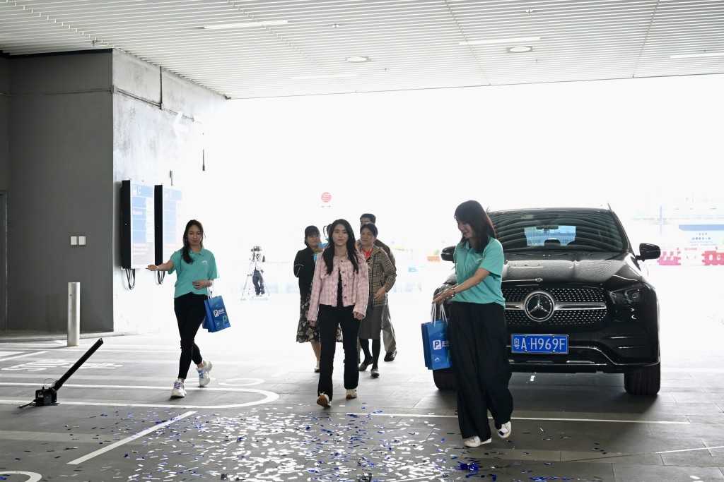 首批粵車南下的車輛駛入「易泊飛」轉機停車場。 首批粵車南下的車輛駛入「易泊飛」轉機停車場。