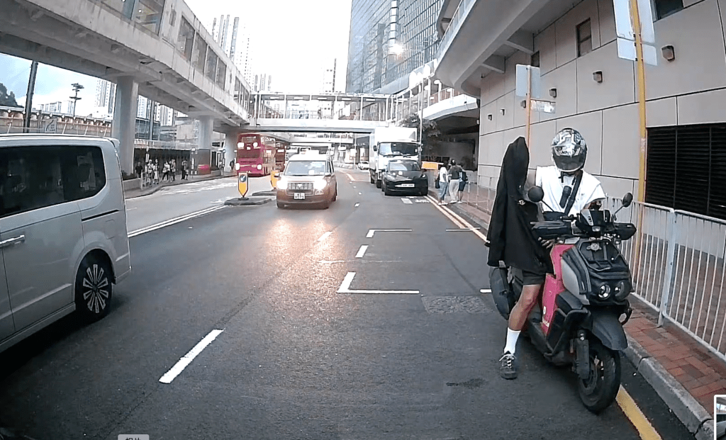 男童倒地後很快自行爬起,並跑回家人身邊,家人隨即查看情況。Facebook 車cam L(香港群組)影片截圖 男童倒地後很快自行爬起,並跑回家人身邊,家人隨即查看情況。Facebook 車cam L(香港群組)影片截圖