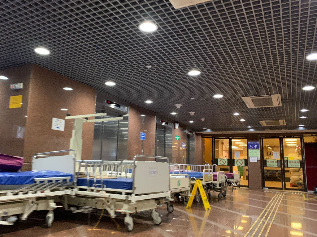 阿Mo仍在伊利沙伯醫院留醫。