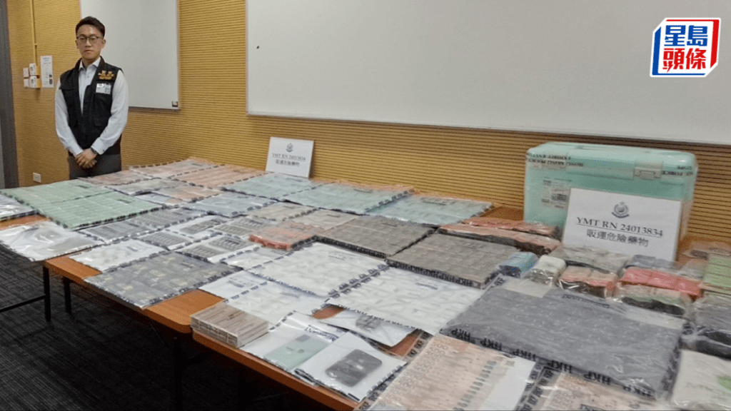 警方交代案件並展示證物。林思明攝