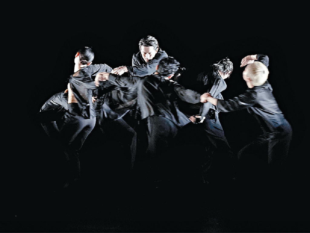 RAIN當代舞 ╳ 裝置藝術 ╳ 聲音藝術 演繹山雨欲來的衝突圖Hiroyasu Daido / Courtesy of Dance Base Yokohamo 提供 RAIN當代舞 ╳ 裝置藝術 ╳ 聲音藝術 演繹山雨欲來的衝突圖Hiroyasu Daido / Courtesy of Dance Base Yokohamo 提供