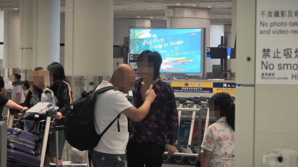 雙方吵架和推撞至中段,光頭佬疑似揚言報警,長 髮男後退,情況似有緩和跡象。但當光頭佬身旁女 童像說了一句話後,長髮男突然轉身唬嚇女童。Threads截圖 雙方吵架和推撞至中段,光頭佬疑似揚言報警,長 髮男後退,情況似有緩和跡象。但當光頭佬身旁女 童像說了一句話後,長髮男突然轉身唬嚇女童。Threads截圖