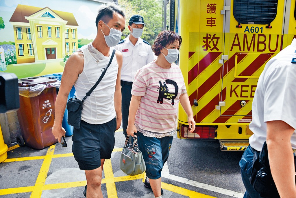 一對母子在鑽石山靈灰安置所拜祭，突遭從天而降的火種燒傷。