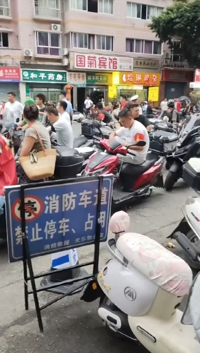 彭水民众自发组成电单车运输队，蚂蚁搬家将生活物资运入安置点。
