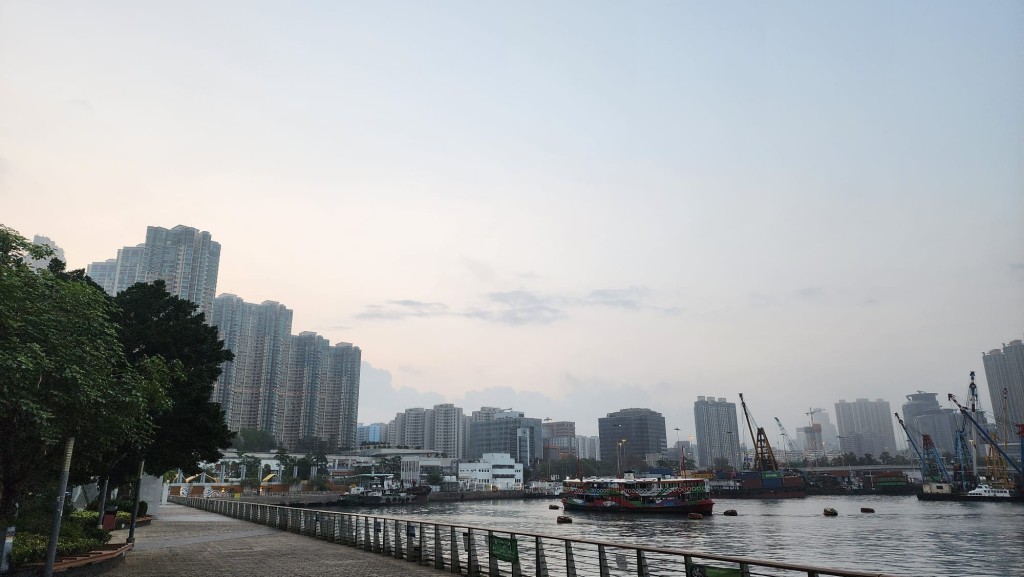 本港地區今日部分時間有陽光,初時沿岸有薄霧。黎志偉攝 本港地區今日部分時間有陽光,初時沿岸有薄霧。黎志偉攝