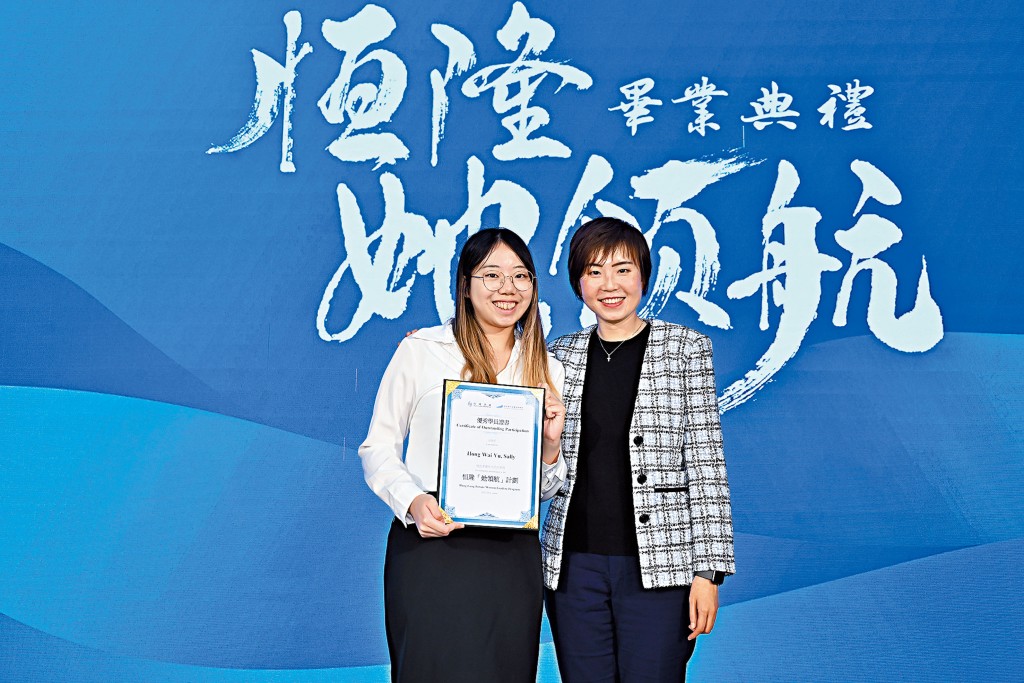 三位香港優秀學員之一的康惠榆（左），表示感謝導師潘舜雅女士（右）的關心和指導，並且很高興彼此建立了亦師亦友的關係。