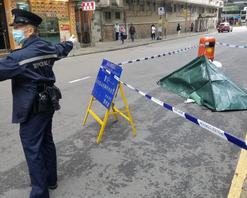 老翁墮樓後倒臥太康街行車線,當場證實死亡。
