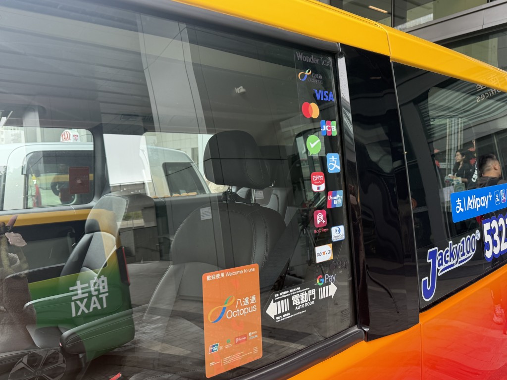 運輸署半個月內收到65宗相關投訴,主要涉及的士司機沒提供電子繳費媒介等。資料圖片 運輸署半個月內收到65宗相關投訴,主要涉及的士司機沒提供電子繳費媒介等。資料圖片