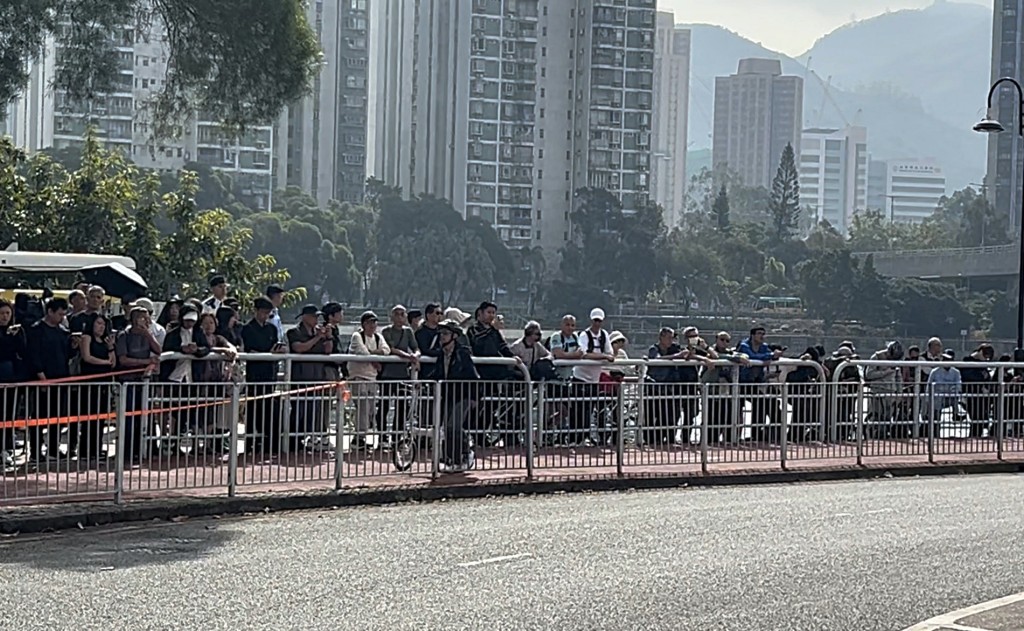市民在消防局對開行人路聚集。
