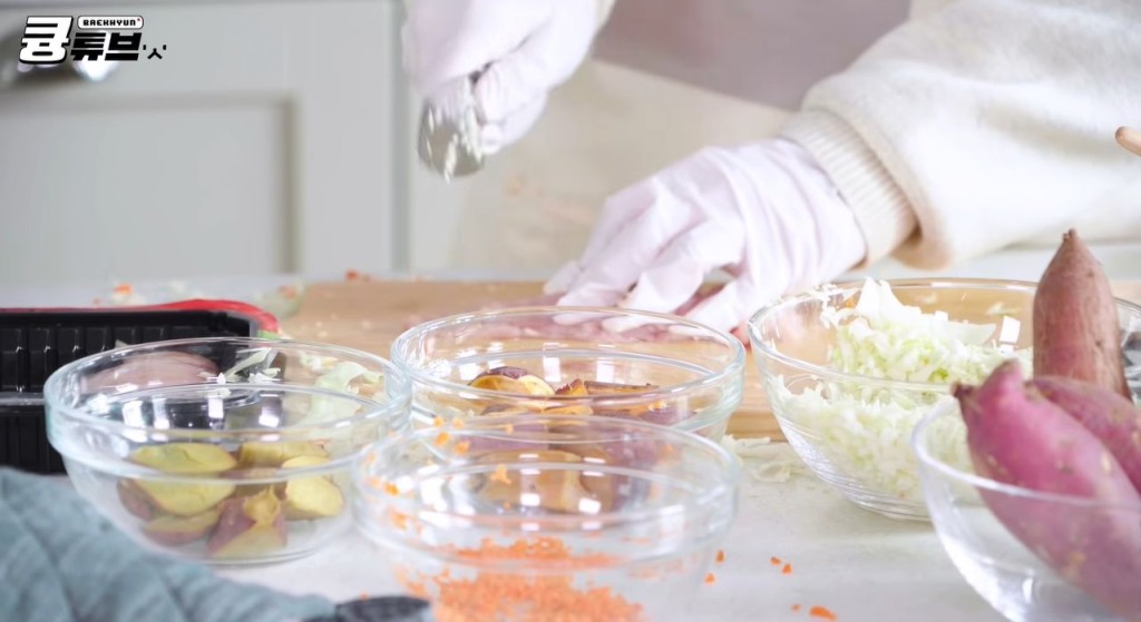 切菜搞到一枱都是菜碎。