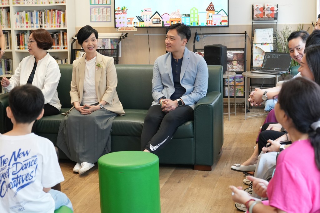 何永賢今早聯同民建聯立法會議員鄭泳舜,到深水埗社區客廳,為該區分間單位住戶進行簡樸房規管制度簡介會。何永賢fb 何永賢今早聯同民建聯立法會議員鄭泳舜,到深水埗社區客廳,為該區分間單位住戶進行簡樸房規管制度簡介會。何永賢fb