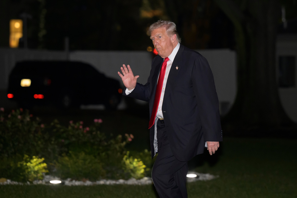 美國白宮於當地時間9日晚間突然宣布,總統特朗普對多名在2020年總統大選中涉及「假選舉人案」的核心人物,頒布特赦令,名單共77人,包括前紐約市長朱利安尼。美聯社 美國白宮於當地時間9日晚間突然宣布,總統特朗普對多名在2020年總統大選中涉及「假選舉人案」的核心人物,頒布特赦令,名單共77人,包括前紐約市長朱利安尼。美聯社