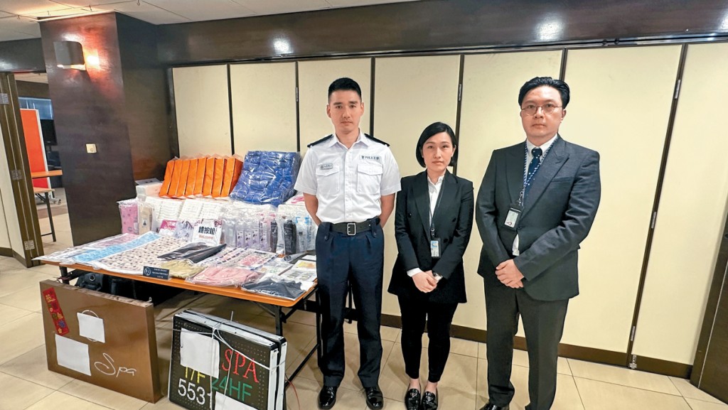警方與入境處展示行動中檢獲的證物。
