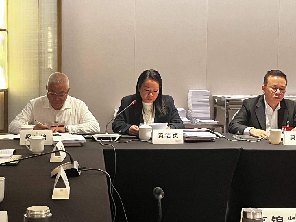 澳區全國政協委員黃潔貞（中）指，報告肯定政協委員過去一年協商和提案工作，感到非常鼓舞