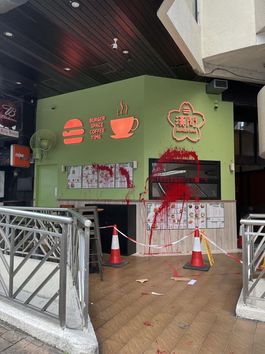 店铺遭人淋红油。全港店铺消息(开张/执笠)关注组FB