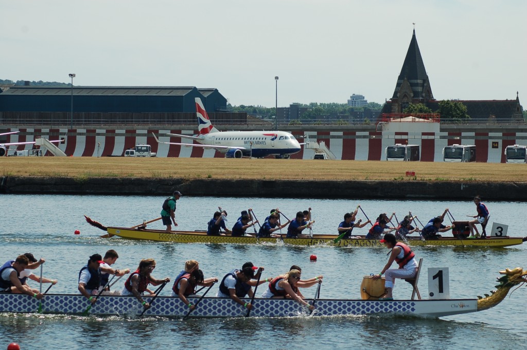 图为2010年东伦敦举行龙舟竞渡比赛。资料图片