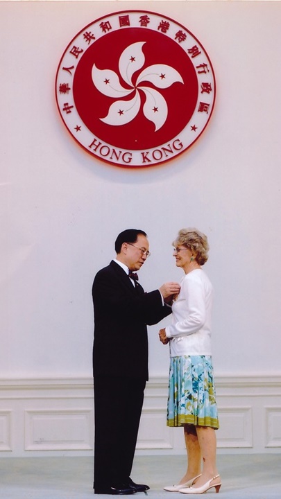 馬登夫人2006年獲時任特首曾蔭權頒授銅紫荊星章。馬登家族提供圖片