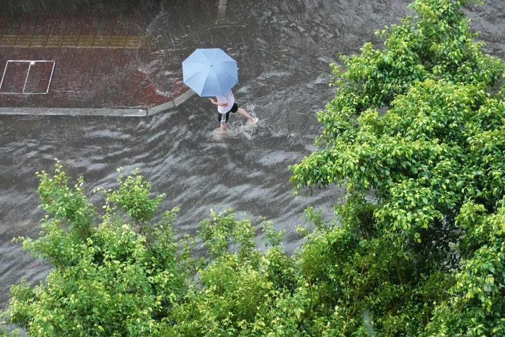 廣州連續兩天暴雨。（中新社）