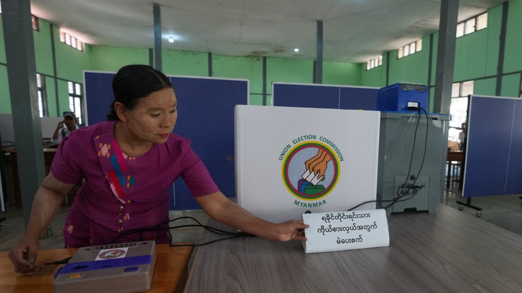 緬甸大選｜選委會職員及義工在仰光一個票站測試電子投票機。 美聯社