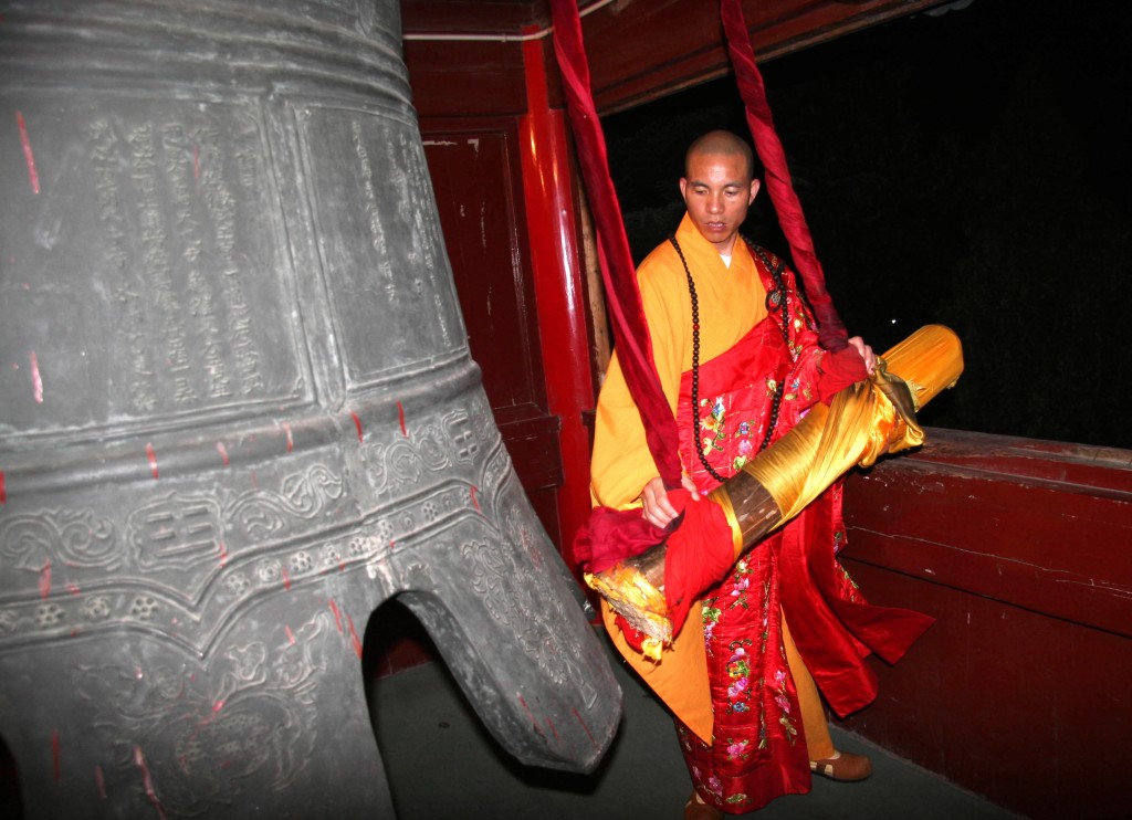 2007年,洛陽白馬寺方丈印樂法師撞響108聲吉祥鐘聲,祝福北京奧運會成功舉行。新華社 2007年,洛陽白馬寺方丈印樂法師撞響108聲吉祥鐘聲,祝福北京奧運會成功舉行。新華社