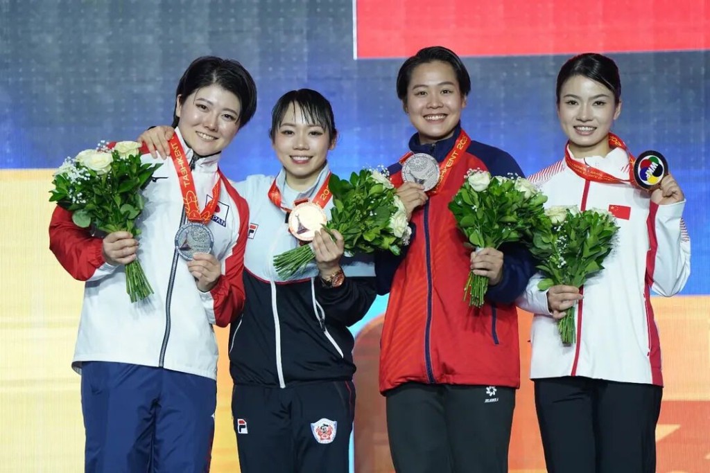 Grace*左二)及尾野真步(左一)分奪金、銀牌,中國及越南選手同奪銅牌。WKF FB圖 Grace*左二)及尾野真步(左一)分奪金、銀牌,中國及越南選手同奪銅牌。WKF FB圖