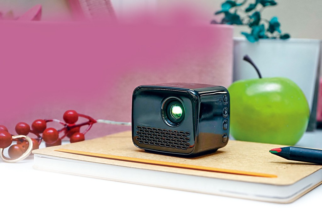 ●機身小巧的骰，重量僅136g，加上內置電池，可以做到隨身投影。售價：$1,598