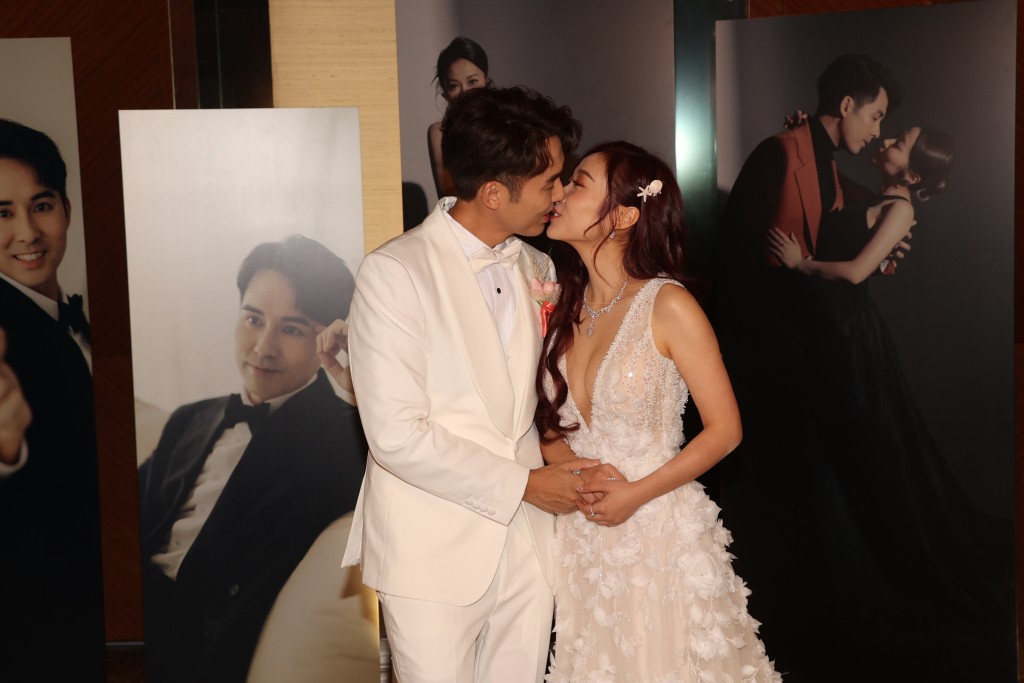 黃美棋與老公鍾健威大方接吻給在場人士拍照。