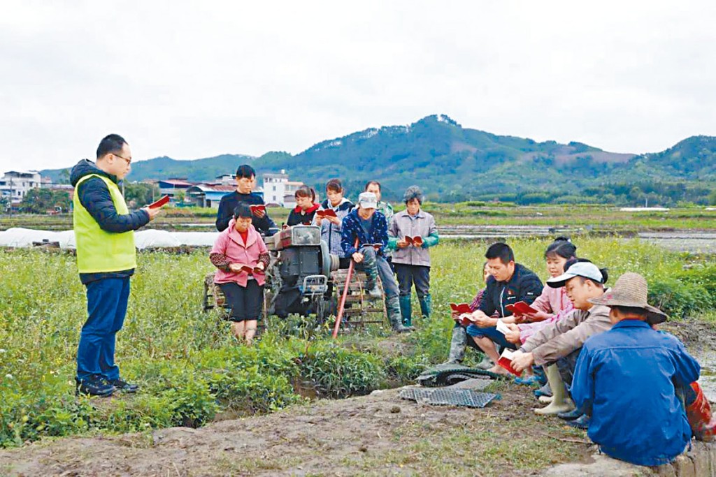 南宁上林县万福村田间地头，村民朗读「口袋书」。