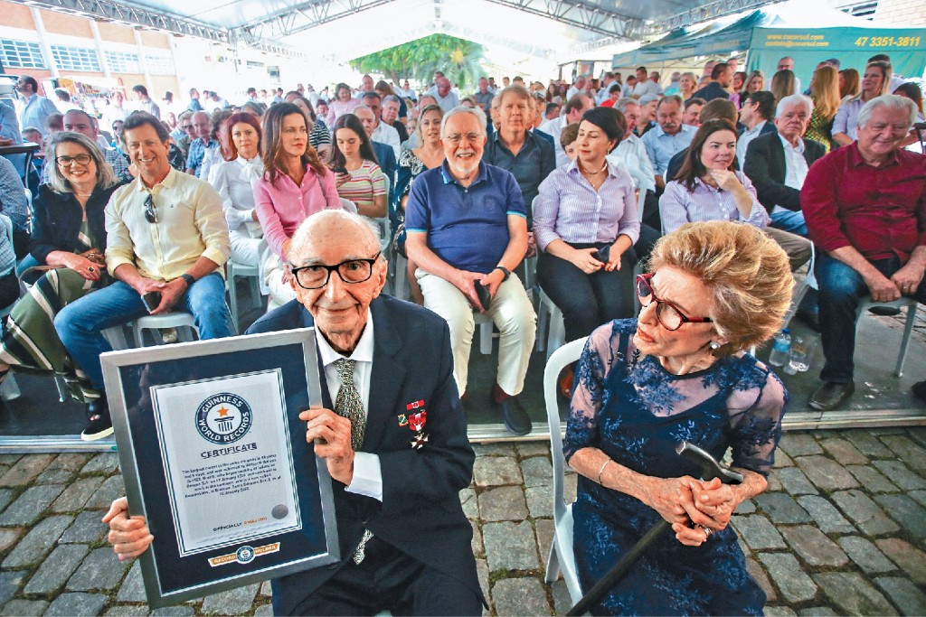 巴西百岁翁任职同一家公司84年创健力士纪录。