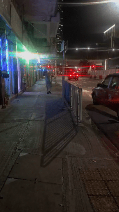 養生館大媽一邊吹哨子,一邊在街上向天跳舞。 養生館大媽一邊吹哨子,一邊在街上向天跳舞。