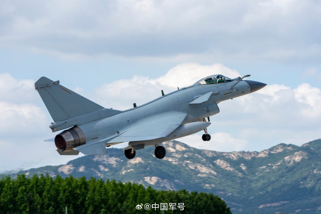 歼-10“猛龙”是空军首款“龙”战机。微博