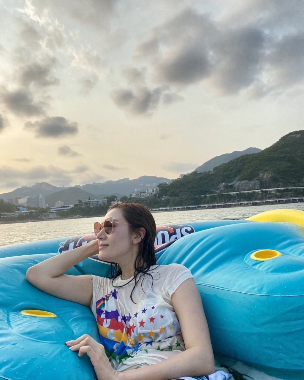 嘉欣的濕身look非常吸睛。