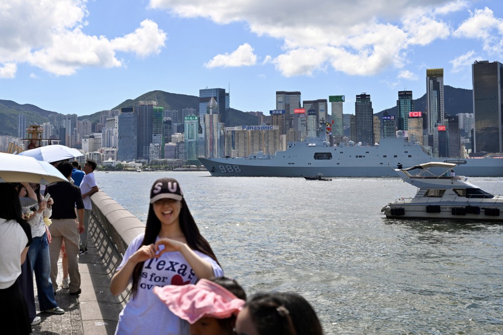 大批市民和旅客把握最後打卡機會。劉駿軒攝