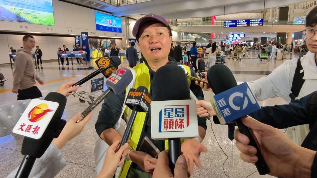 梁小姐到机场接8名团友返回广州。