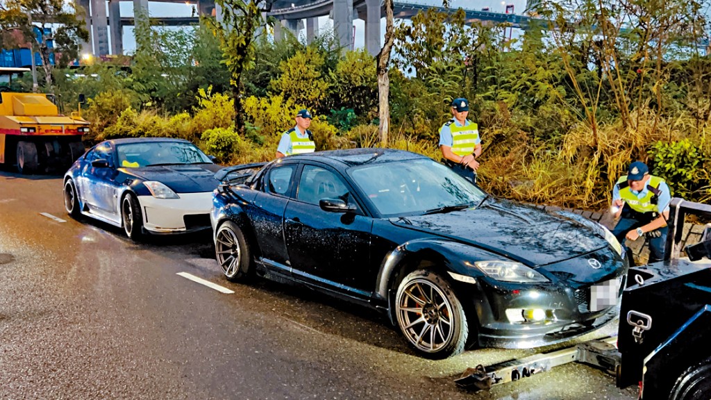 警方拖走涉嫌危險駕駛及非法改裝的私家車。