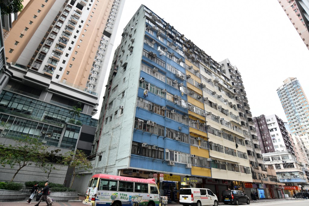 因應業主須改裝單位以符合簡樸房條例，長沙灣義華大廈早前有近百個劏房戶被要求遷出。資料圖片