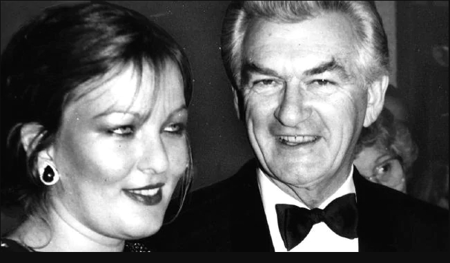 霍克于1985年与女儿狄龙在一起。网图