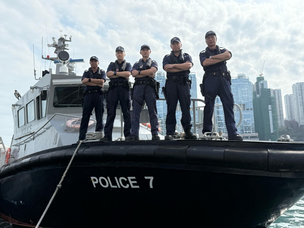 駐守水警南分區的警長鄧毅新(中)、高級警員佘偉豪(右二)、警員彭嘉榮(左二),以及高級警員何國禮(左一)及高級警員沈文亮(右一),今年3月成功拯救一名被困海上的風帆愛好者,更將其風帆一併取回。 駐守水警南分區的警長鄧毅新(中)、高級警員佘偉豪(右二)、警員彭嘉榮(左二),以及高級警員何國禮(左一)及高級警員沈文亮(右一),今年3月成功拯救一名被困海上的風帆愛好者,更將其風帆一併取回。